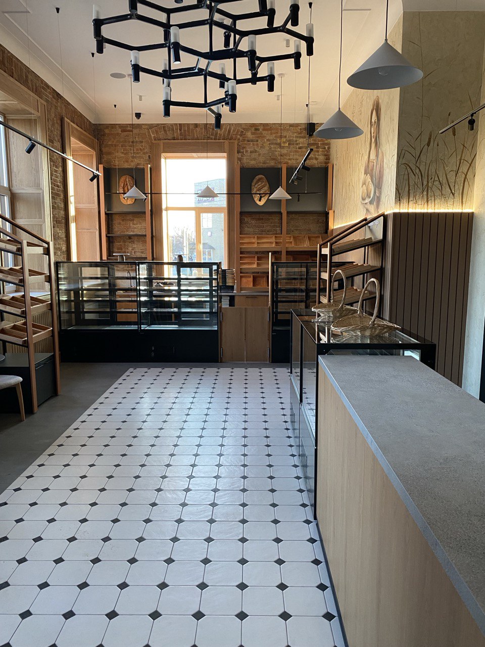 Интерьер кафе - кондитерская зона