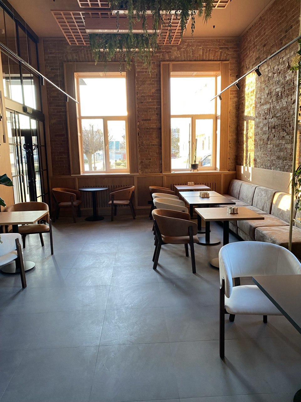 Интерьер кафе - основной зал